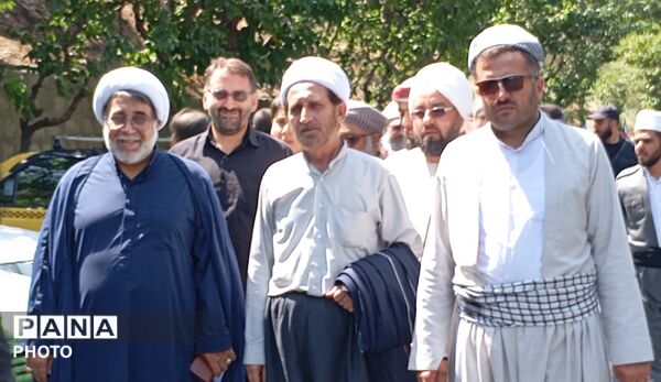 ایستادن علمای شیعه و سنی در یک صف برای نماز بر پیکر شهید