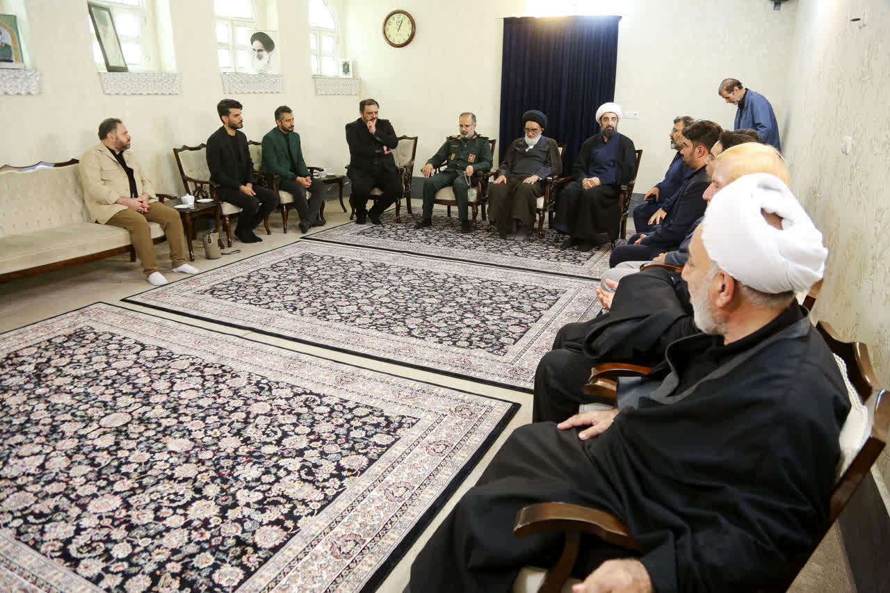 دیدار اعضای خانه مطبوعات قم با تولیت آستان مقدس حضرت معصومه(س)

