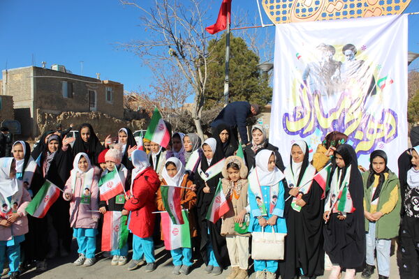 تمثال مبارک امام خمینی(ره) در شهر درق گلباران شد 