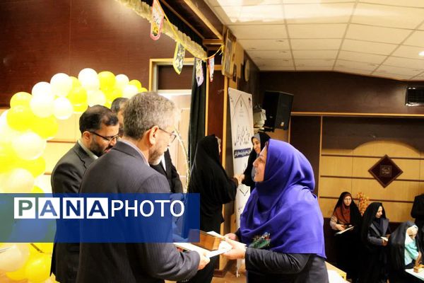 همایش پیشگامان تحول و تقدیر از رتبه‌های برتر طرح و برنامه‌های آموزش ابتدایی 