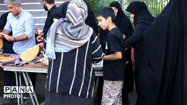 خدمت به زائران آقای شهید ایران 