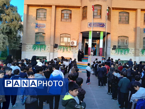 تقدیر دانش‌آموزان یک مدرسه در قم از پدر شهید کریمی