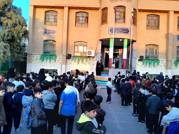 تقدیر دانش‌آموزان یک مدرسه در قم از پدر شهید کریمی