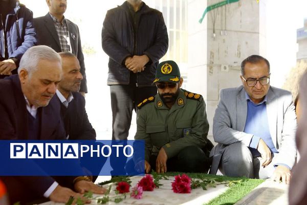 آغاز دهه فجر فیروزکوه با گلباران مزار شهدای گمنام