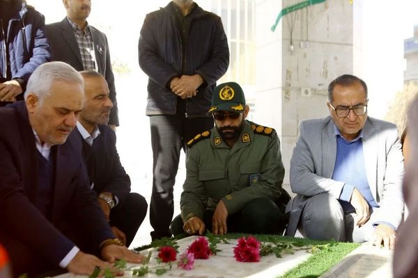 آغاز دهه فجر فیروزکوه با گلباران مزار شهدای گمنام