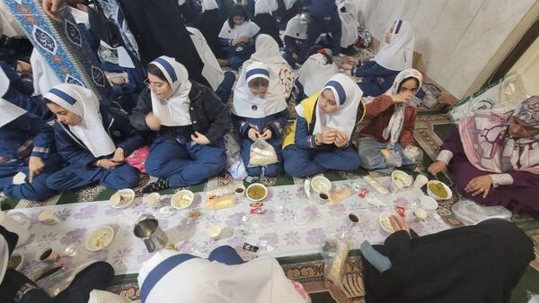 همدلی و معنویت در مراسم افطاری مدرسه حسین‌علی بابایی تهران