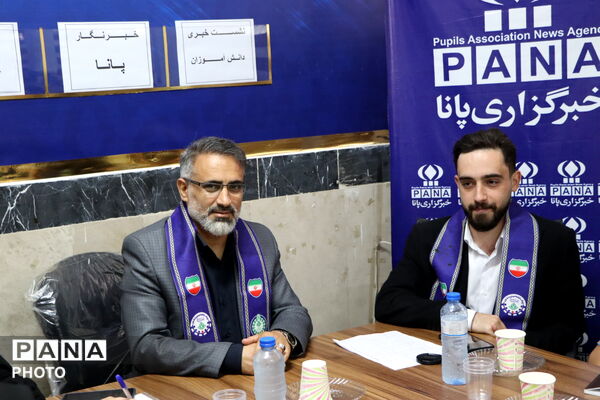 نشست معاون پرورشی و تربیت بدنی ناحیه 4 کرج با خبرنگاران دانش‌آموز پانا 