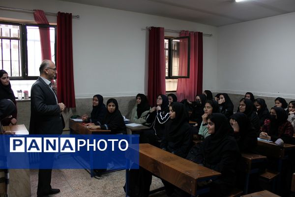 بازدید معاون پرورشی آموزش‌وپرورش ورامین از مدارس در هفته فرهنگی‌هنری «ماها»