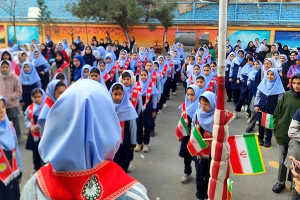 آیین نواختن زنگ چهل و هفتمین سالروز پیروزی انقلاب اسلامی در دبستان دخترانه فرهنگیان ۲