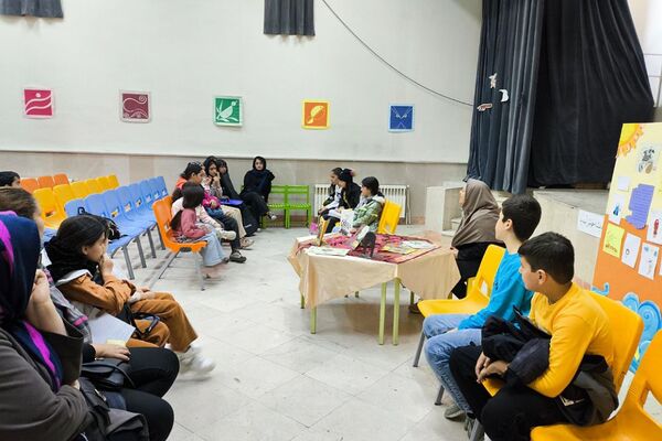 کافه کتاب کانون پرورش فکری اندیشه میزبان شاعر نوجوان