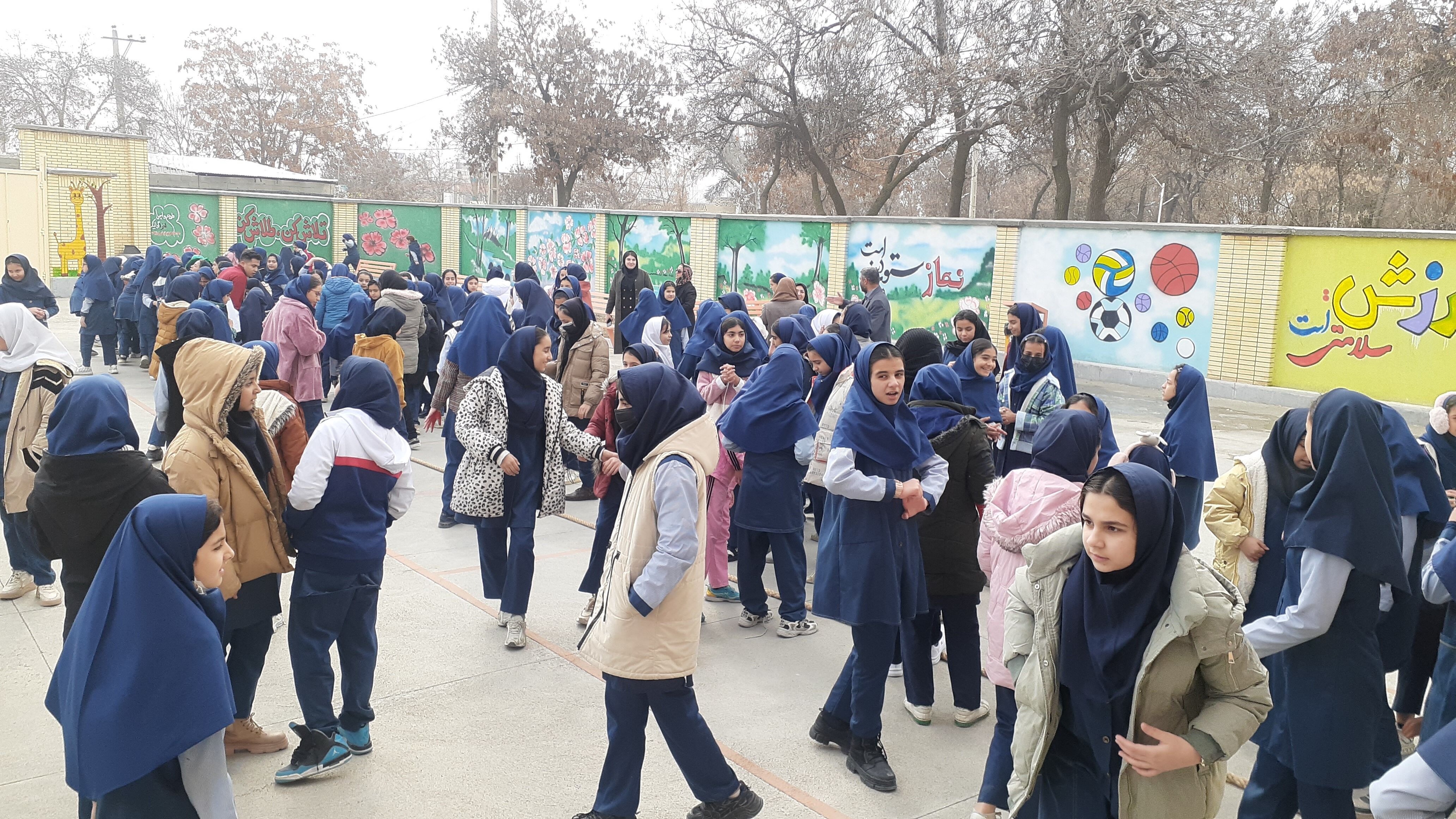 مسابقات طناب‌کشی در مدرسه دخترانه ضحی ۲ شهرستان شیروان