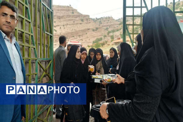 استقبال از دانش‌آموزان شرکت کننده در مسابقات قرآن، عترت و نماز در شهرستان چرام