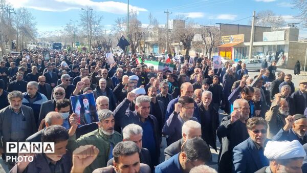 نهاوند فرزندان شهیدش را در آغوش گرفت