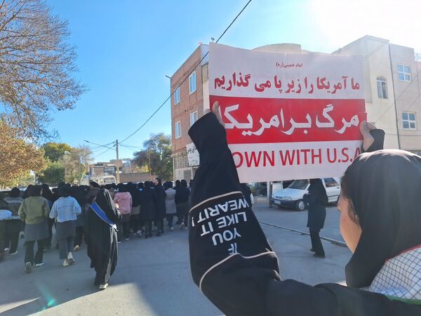 جوشش حماسه در گام های کوچک دانش آموزان امروز سفیران فردا