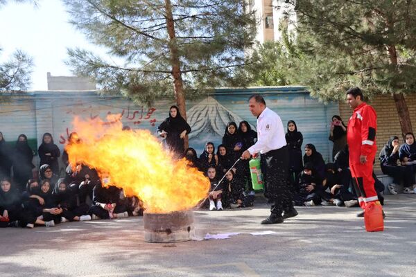 آموزش رایگان اطفای حریق برای ۹۹ دانش‌آموز ماهدشت کرج