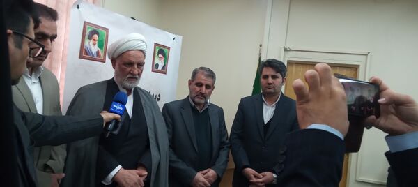 بازدید میدانی دادستان انتظامی قضات در کوهدشت و دیدار با کارکنان و خانواده شهدا