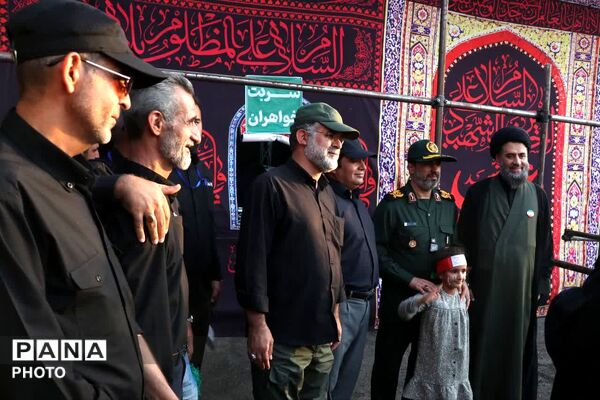 همدلی مسئولان و خادمان در خدمت به زائران رهبر شهید