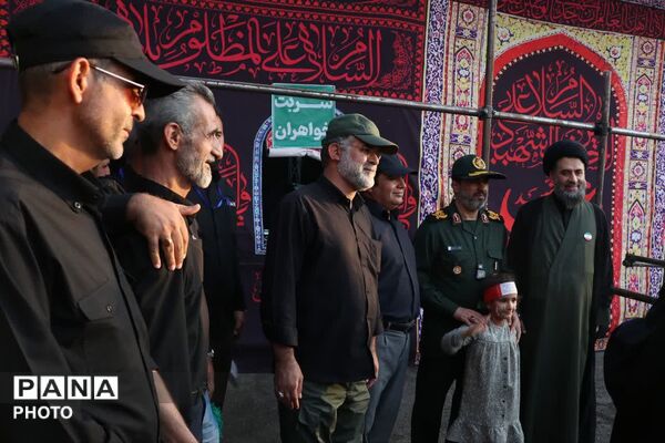 همدلی مسئولان و خادمان در خدمت به زائران رهبر شهید