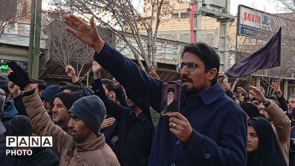 خروش مردم چهارمحال و‌بختیاری در میدان انقلاب شهرکرد