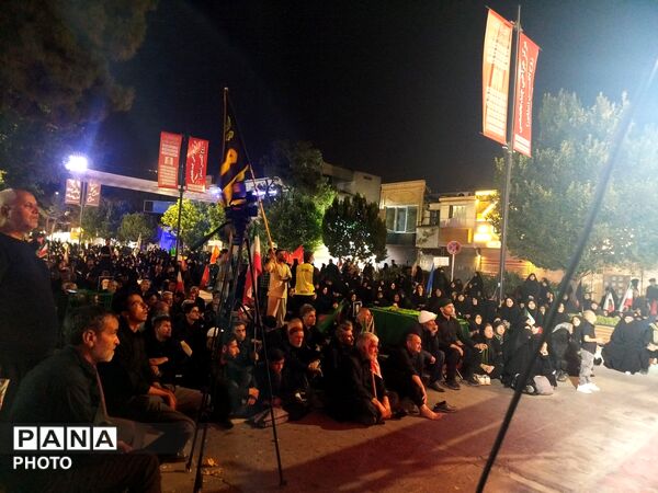 نهمین شب از مراسم عزاداری امام حسین همراه با هئیت زنجیر زنی در حسینیه امام خمینی