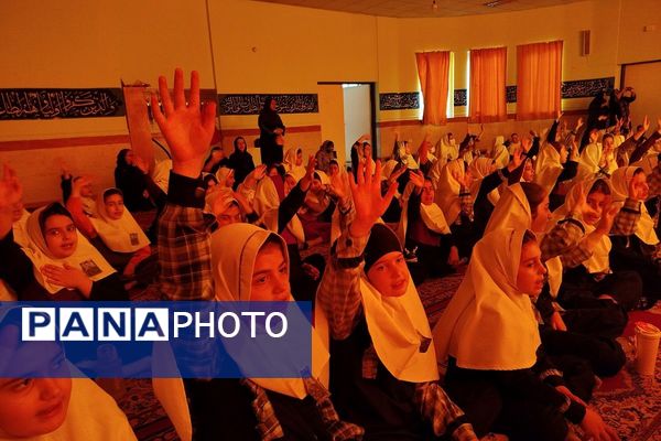 افتتاح کتاب «از ایرانمان دفاع کنیم» در دبستان ۲۲ بهمن با حضور مادر شهید عرشیان افشارمند