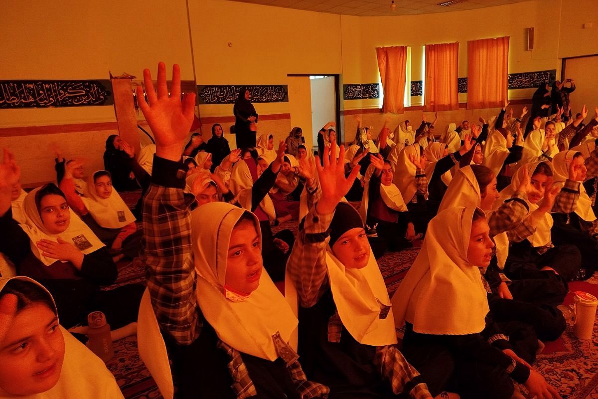 افتتاح کتاب «از ایرانمان دفاع کنیم» در دبستان ۲۲ بهمن با حضور مادر شهید عرشیان افشارمند