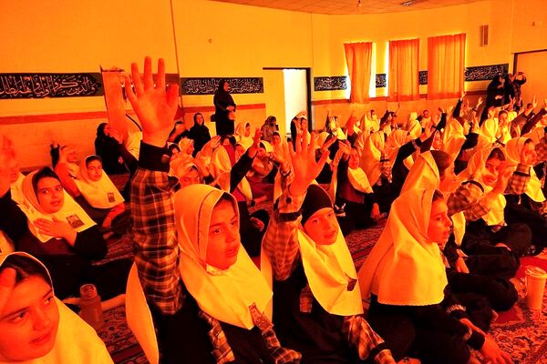 افتتاح کتاب «از ایرانمان دفاع کنیم» در دبستان ۲۲ بهمن با حضور مادر شهید عرشیان افشارمند