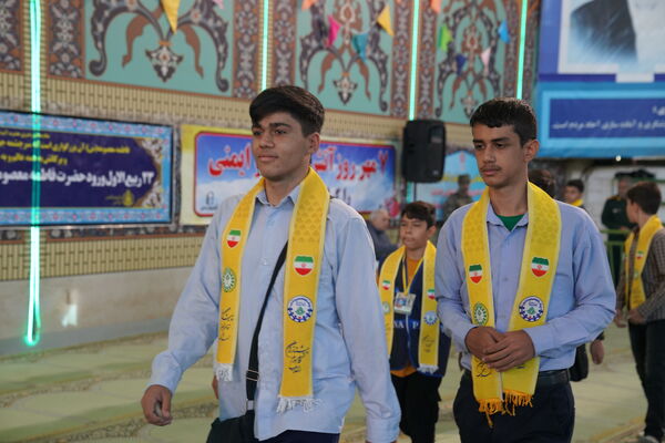 حضور پرشور دانش‌آموزان عضو سازمان دانش‌آموزی در نمازجمعه اصفهان