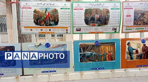 نمایش پوستر ، بنر و نقاشی ها با موضوع ۲۲ بهمن در خیابان های خلیل آباد