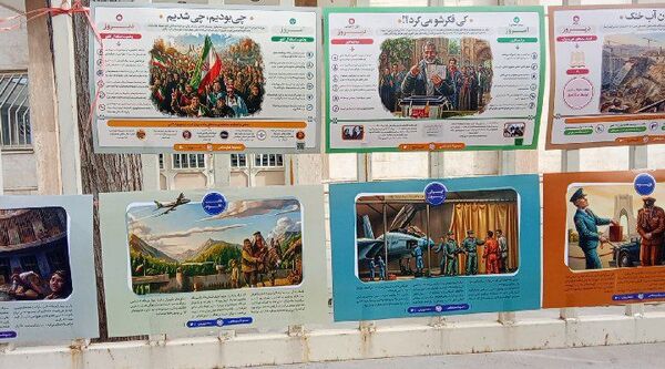 نمایش پوستر ، بنر و نقاشی ها با موضوع ۲۲ بهمن در خیابان های خلیل آباد