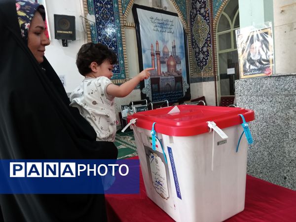 حضور مردم ولایت‌مدار نیشابور در شعبه‌های مختلف اخذ رأی 