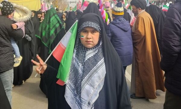 حضور پرشور دانش آموزان دبستان تربیت در راهپیمایی ۲۲ بهمن