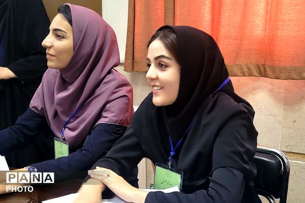 رقابت نخبگان جوان زبان خارجی در دبیرستان فرهنگ