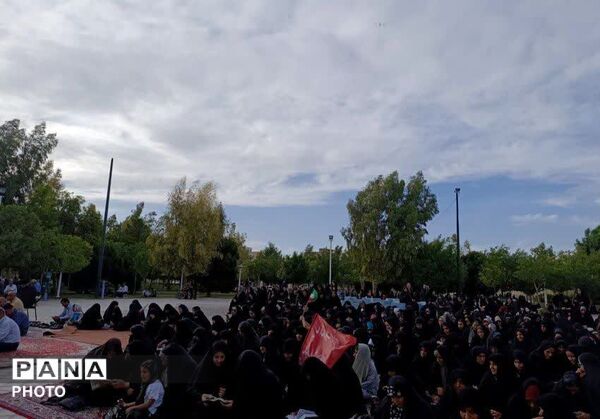 آیین قرائت دعای پرفیض عرفه در جوار یادمان شهید گمنام بوستان گلهای قم