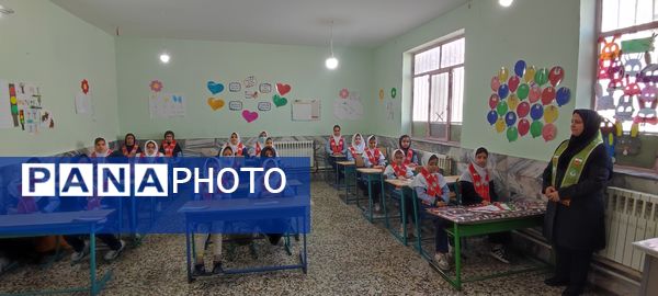 توزیع کتاب « از ایرانمان دفاع می کنیم » در بین دانش‌آموزان پیشتاز مدرسه شهید خاقانی شهرستان شیروان