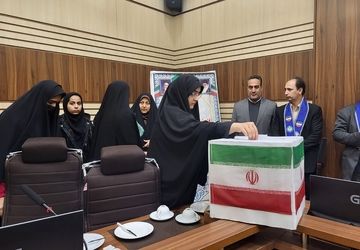 حضور دانش‌آموزان دختر ناحیه دو شهرری در انتخابات منطقه‌ای شورای دانش آموزی 