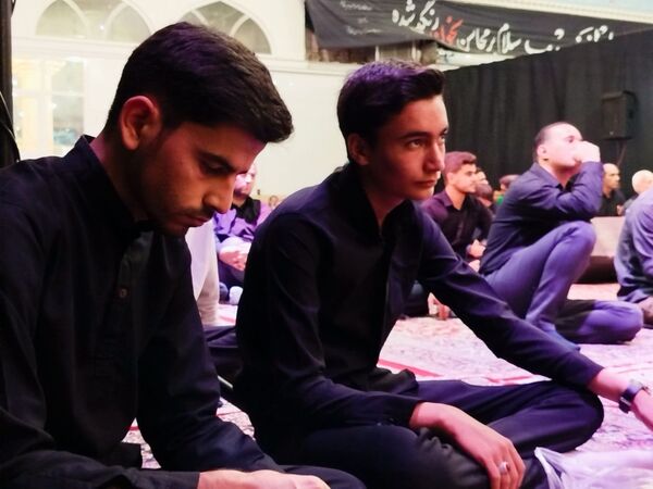 شب اول محرم، دانش‌آموزان کاشمری در هیئت انصار المهدی پرچم عشق برافراشتند