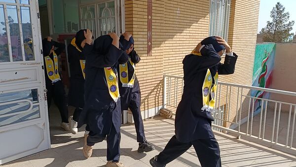 مانور سراسری زلزله در دبیرستان فرزانگان