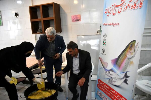 کارگاه طبخ آبزیان در دبیرستان میر فتح‌اله سید زنوزی شهر زنوز 