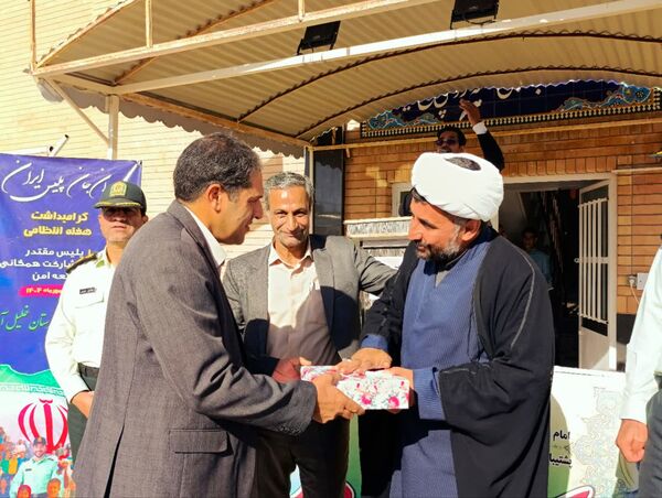 تقدیر مدیر دبیرستان رئیس زاده از پرسنل نیروی انتظامی خلیل آباد