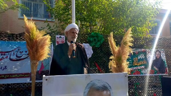 نواخته شدن زنگ مهر و مقاومت در دبیرستان شهید سلیمانی فیروزان با حضور مسئولان استانی و منطقه‌ای