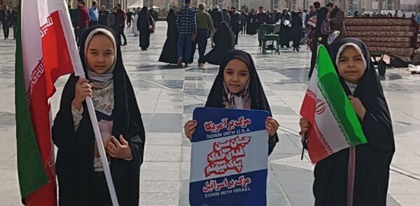 حضور پرشور دانش آموزان دبستان تربیت در راهپیمایی ۲۲ بهمن