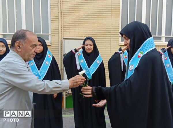 آغاز سال تحصیلی در مدرسه نمونه دولتی علامه طباطبایی با نواختن زنگ مهر
