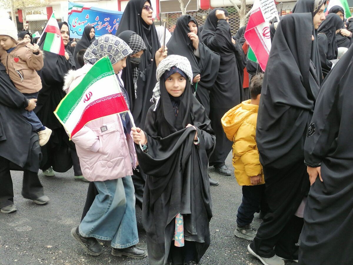 دختری که چفیه رهبر را بر سر داشت