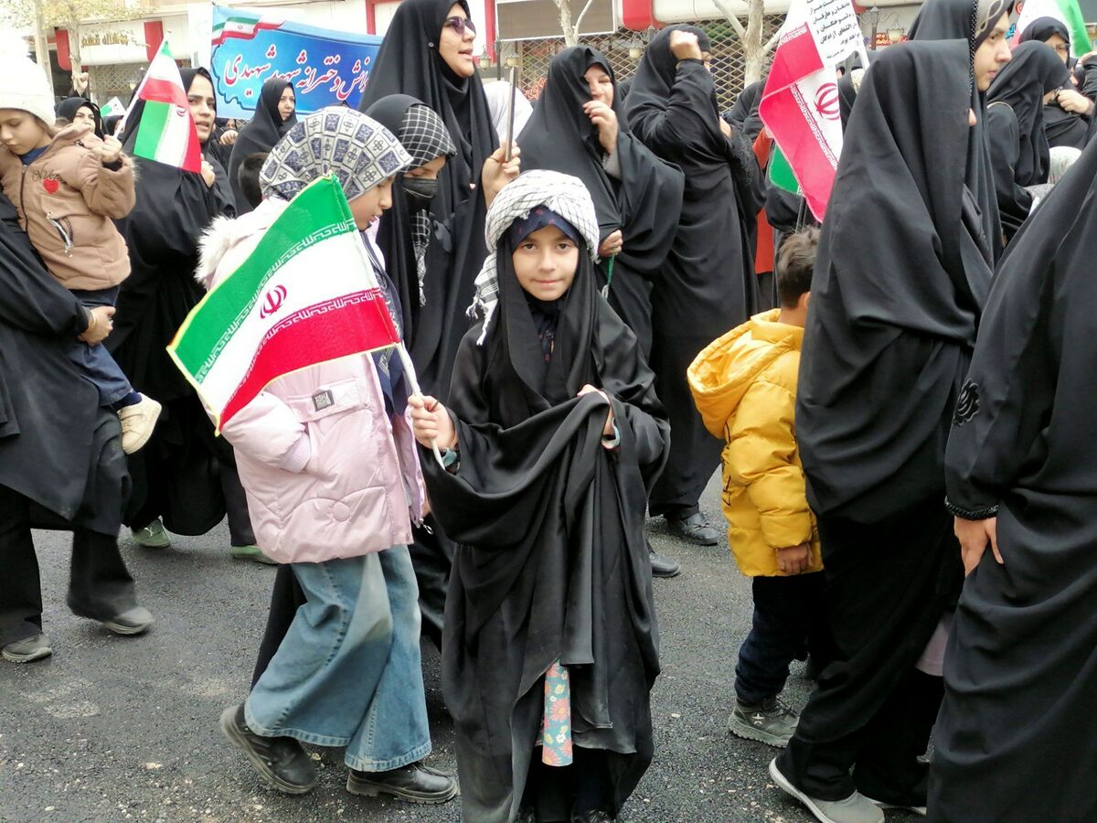 دختری که چفیه رهبر را بر سر داشت