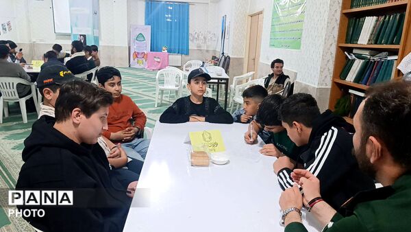پاتوق پسرانه نوجوان مبارز در آشخانه