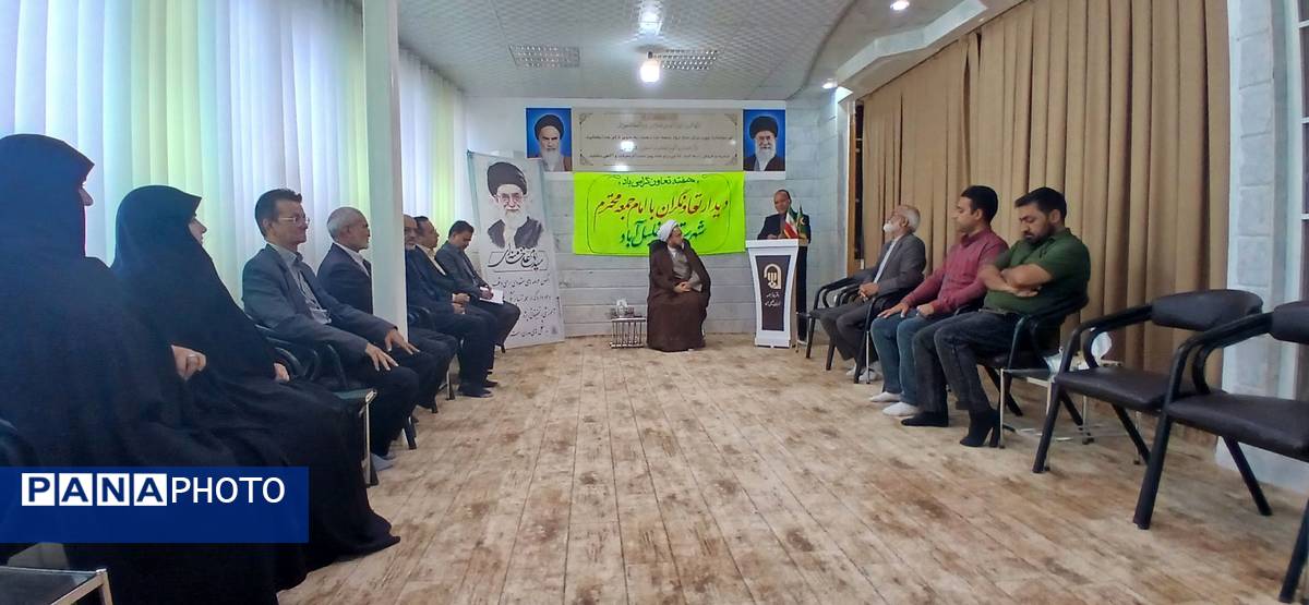 دیدار تعاونی‌گران شهرستان خلیل‌آباد با امام جمعه در هفته تعاون