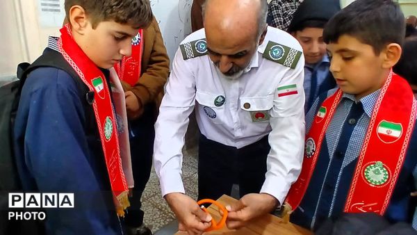 آشنایی دانش‌آموزان دبستان شهید رئیسی قم با مهارت‌های تشکیلاتی پیشتازان