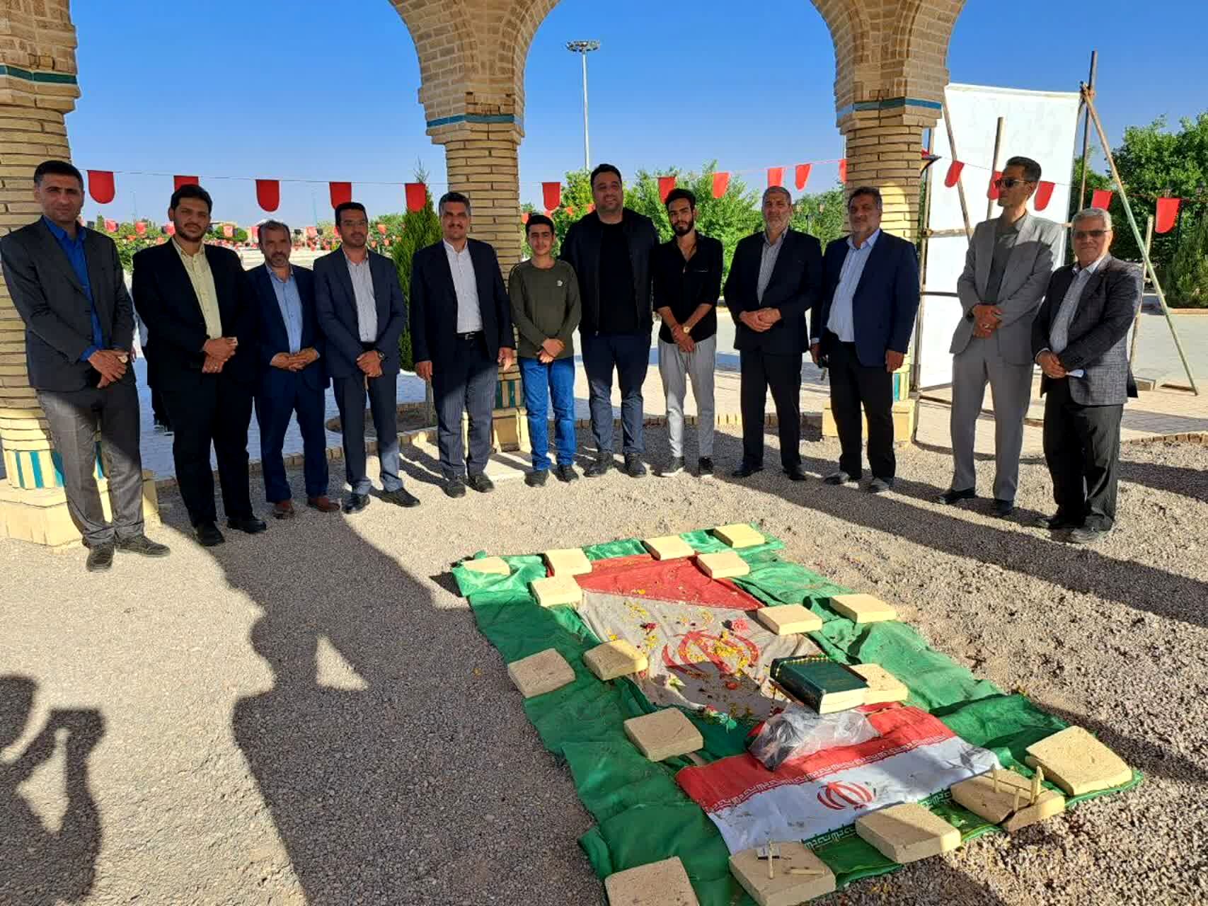 قهرمانِ دنیا در کنار قهرمانِ خدایی