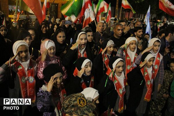 از کلاس‌های سمپاد تا صفوف پیشتازان؛ میدان ساعت تبریز میزبان هم‌دلی دانش‌آموزان